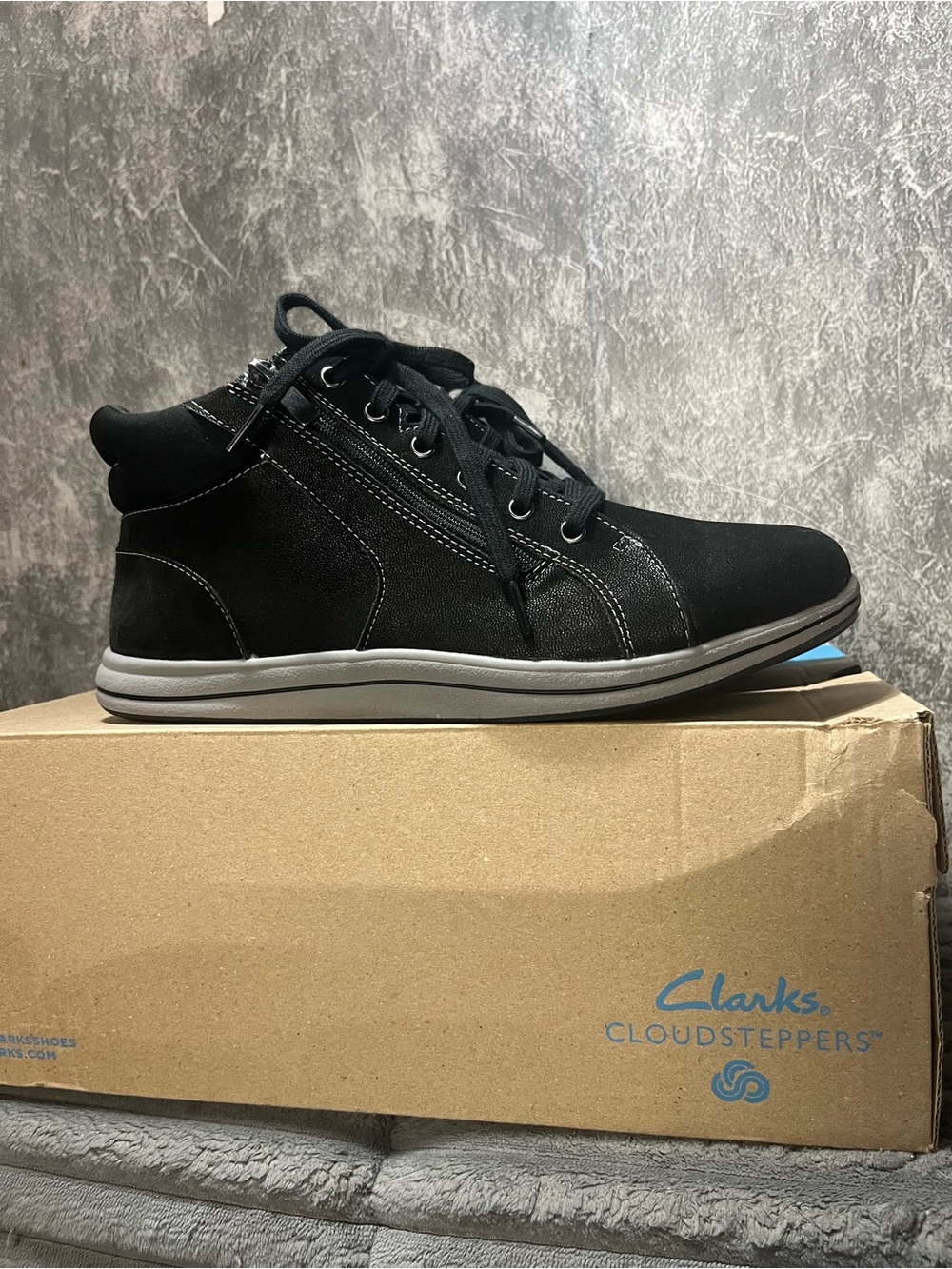 Clarks women’s black shiny Lace-Up Cloudsteppers Casual Sneaker Boot